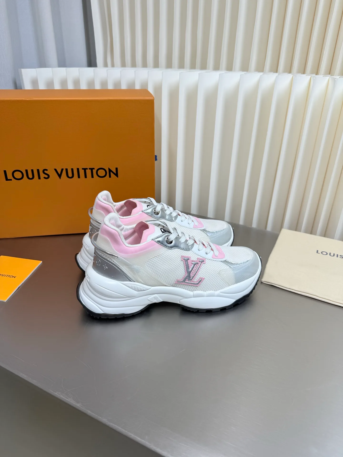 Women's Sneakers LOUIS VUITTON 17873179
