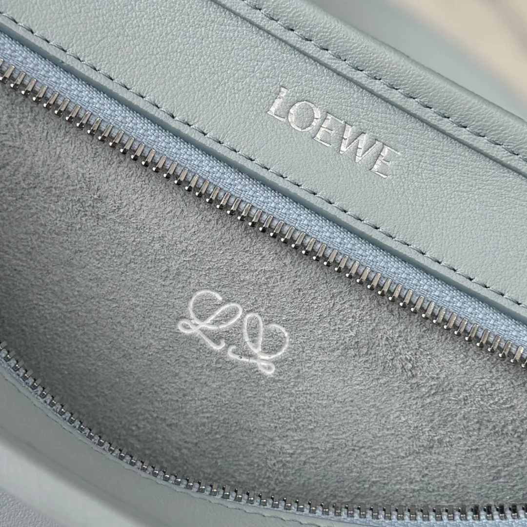 Women's Classic Handbags LOEWE 18229668