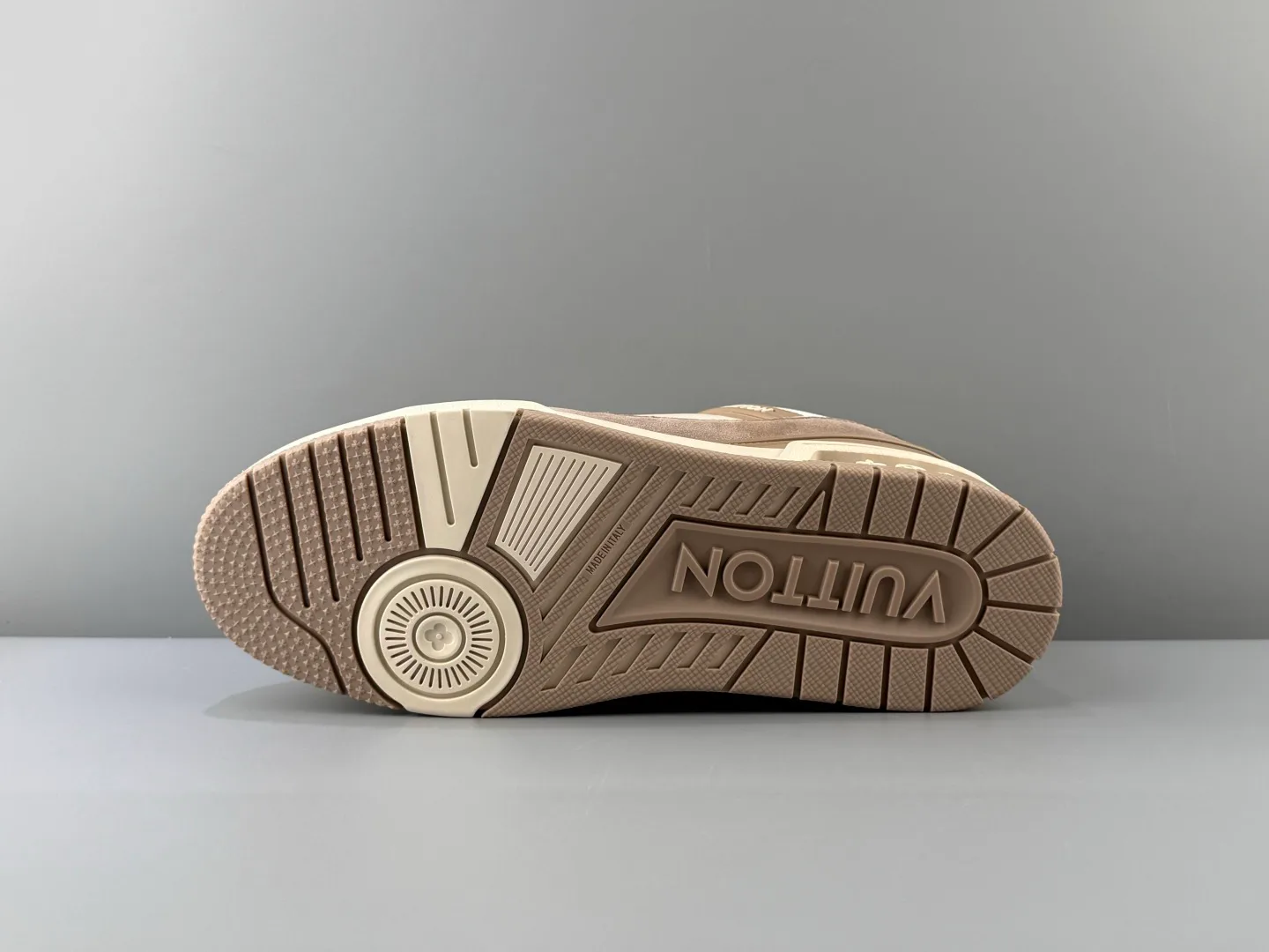 Women's Sneakers LOUIS VUITTON 17918699