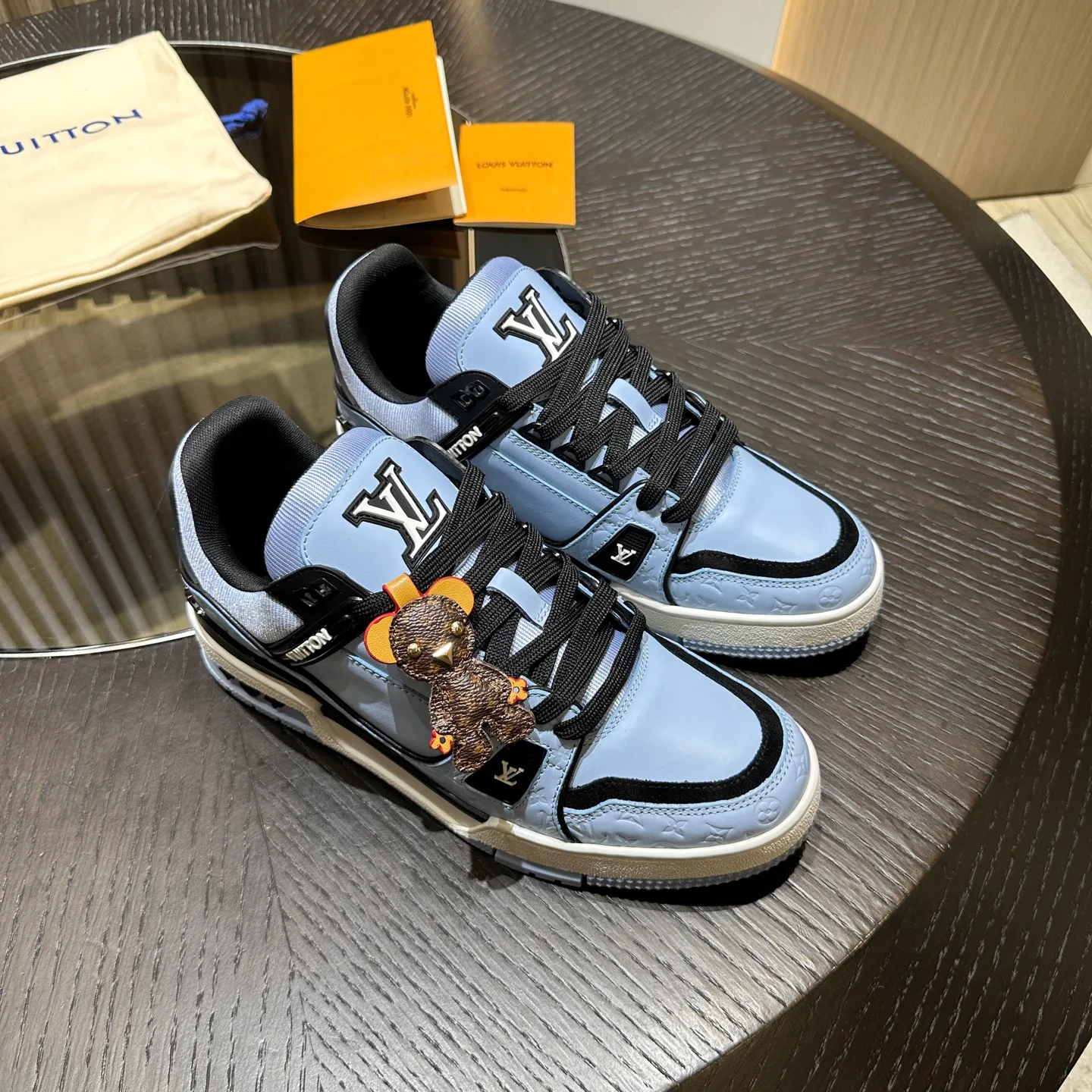 Men's Sneakers LOUIS VUITTON 18192378