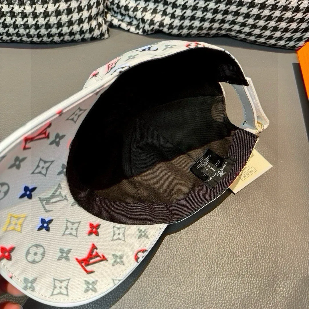 Hats LOUIS VUITTON 18347074