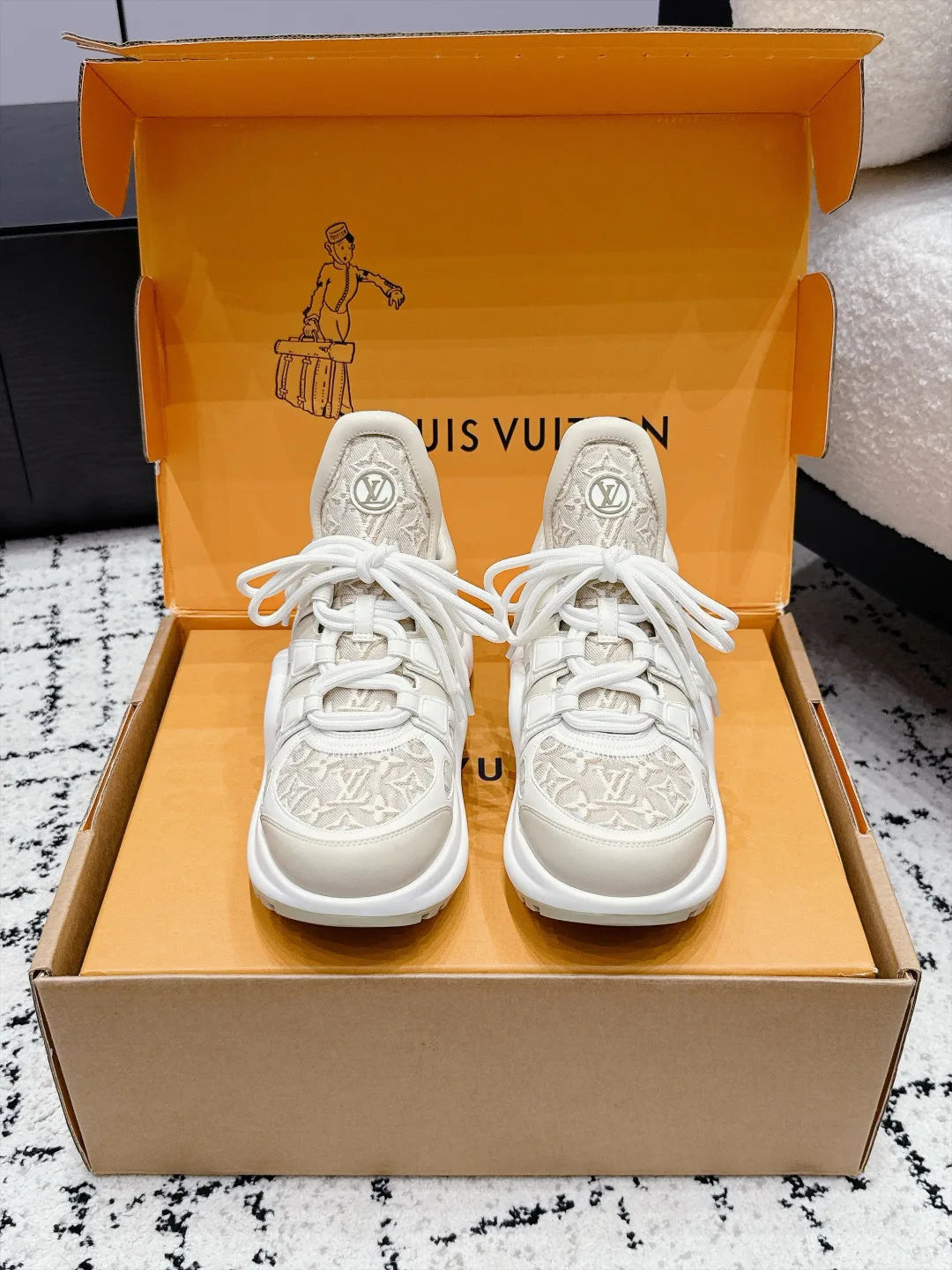 Women's Sneakers LOUIS VUITTON 18505471