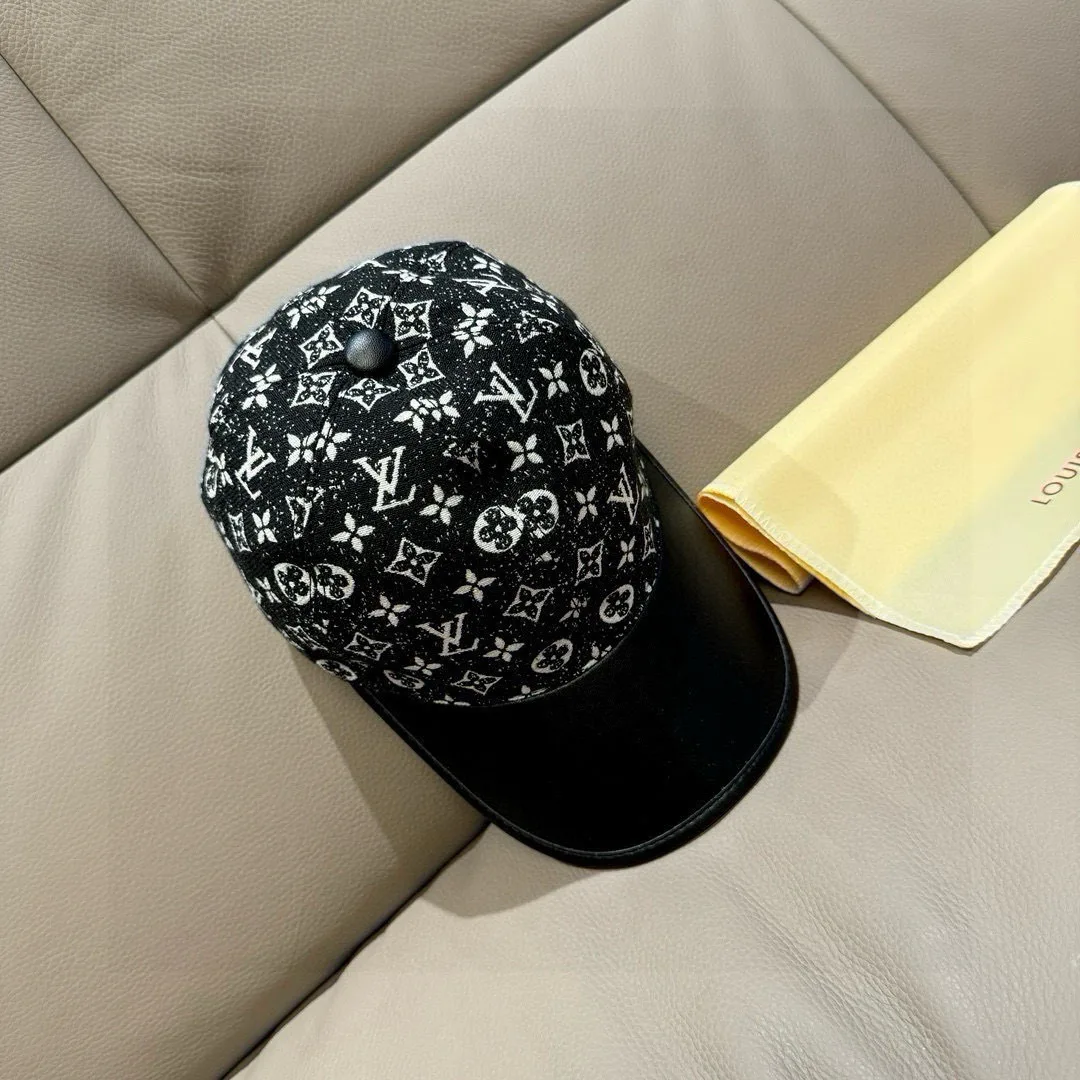 Hats LOUIS VUITTON 18105279