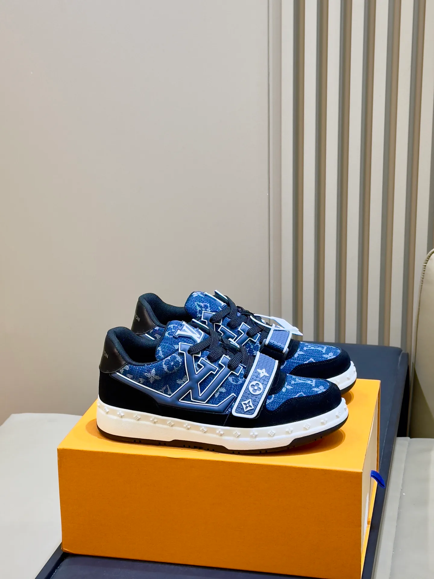 Women's Sneakers LOUIS VUITTON 18073550