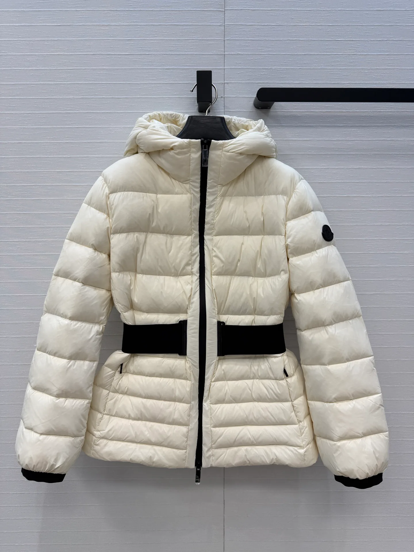 Women's Jackets And Down Jackets MONCLER 18279084