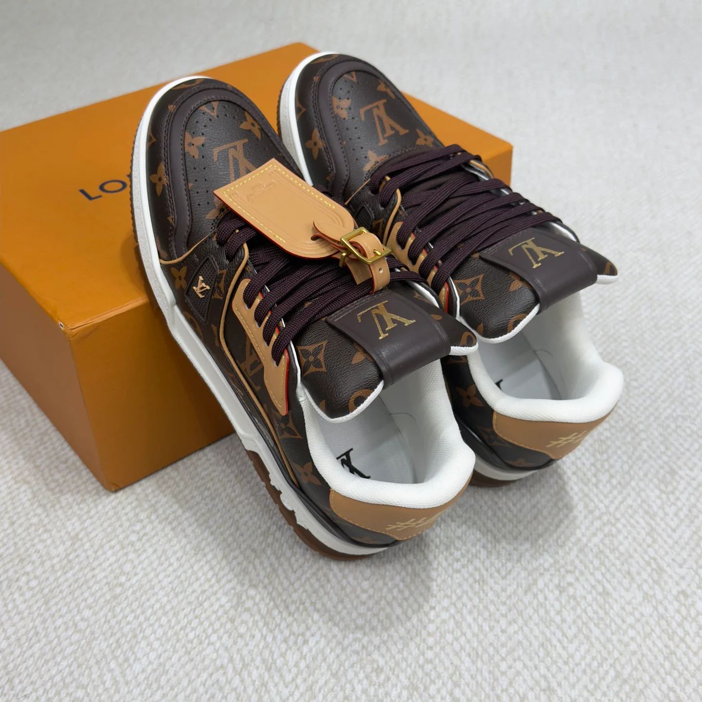 Women's Sneakers LOUIS VUITTON 18265150