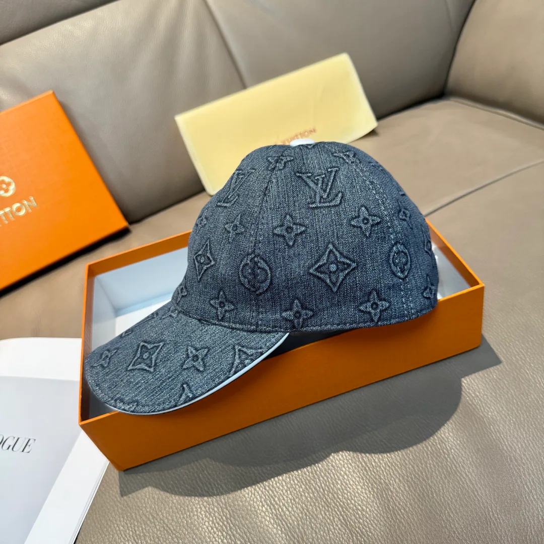 Hats LOUIS VUITTON 17604822