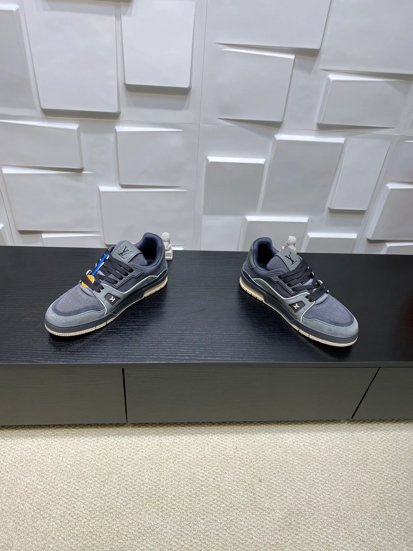 Women's Sneakers LOUIS VUITTON 17969024