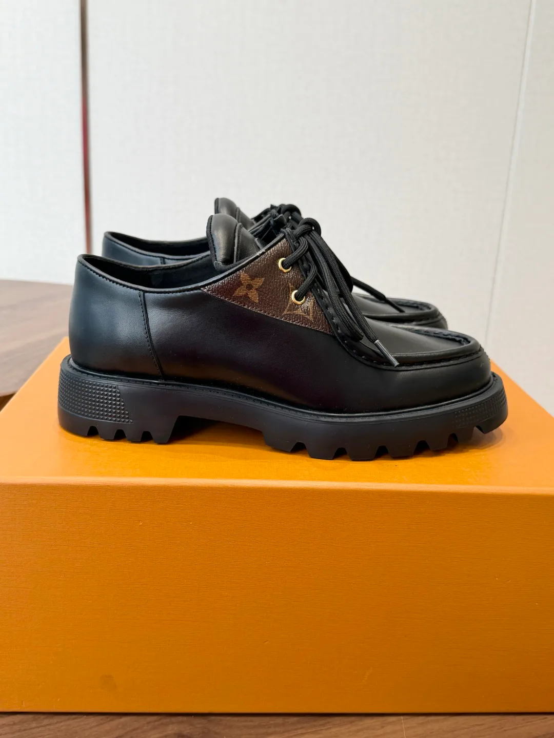 Women's Loafers And Moccasins LOUIS VUITTON 17879637