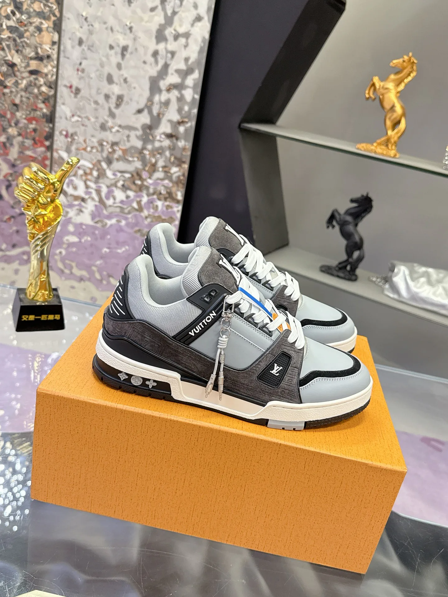 Women's Sneakers LOUIS VUITTON 17930926
