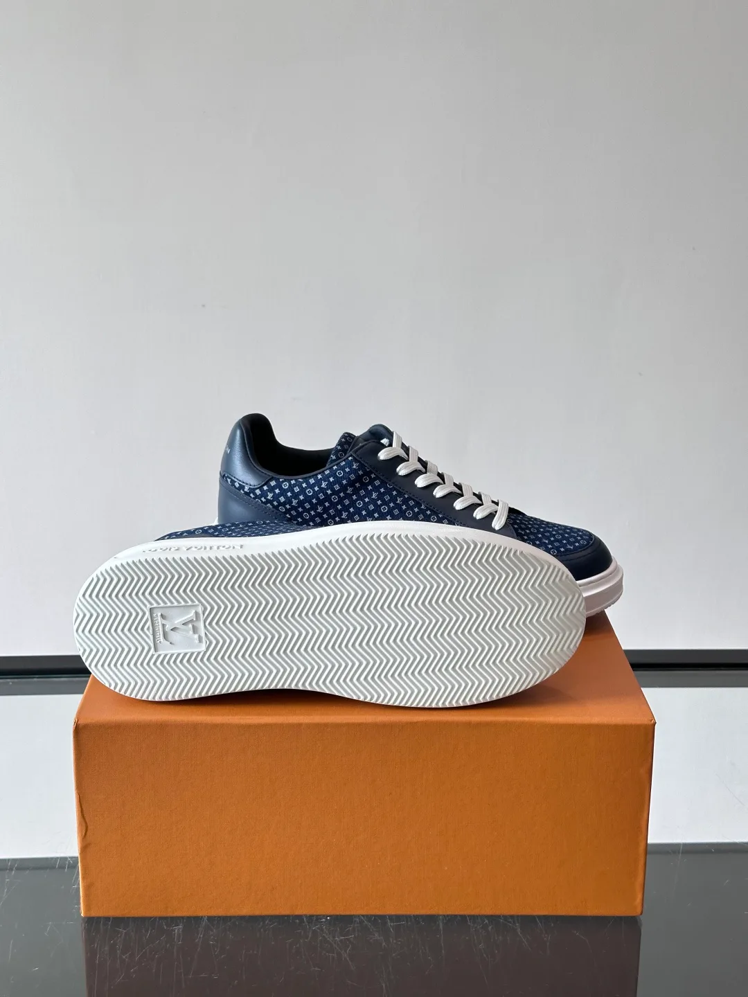 Women's Sneakers LOUIS VUITTON 18119008