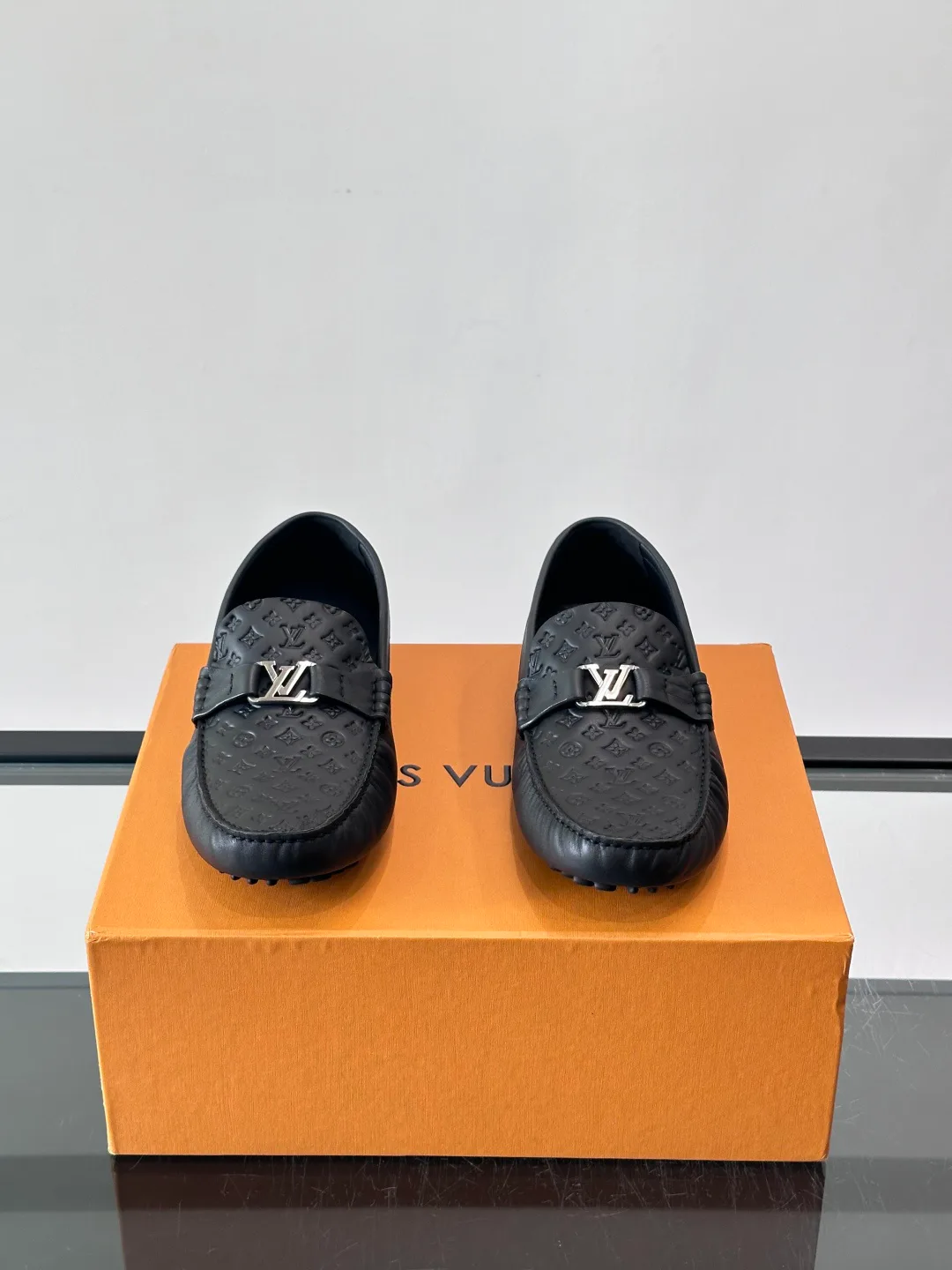 Men's Loafers And Dress Shoes LOUIS VUITTON 17760945