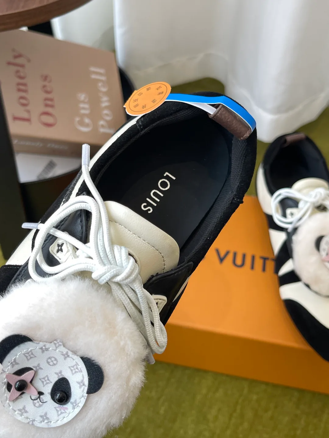 Women's Sneakers LOUIS VUITTON 18121036