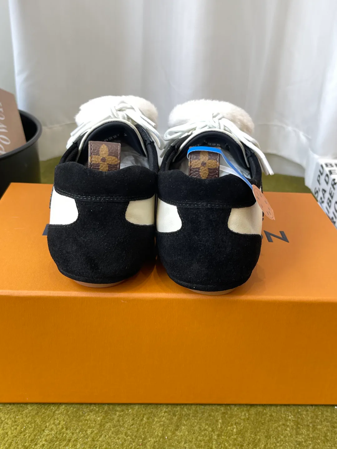 Women's Sneakers LOUIS VUITTON 18121036