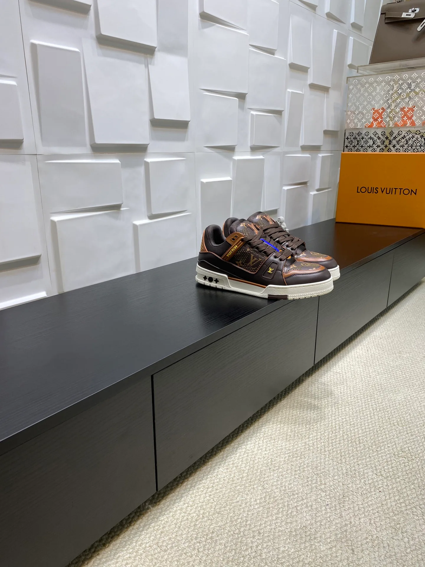 Women's Sneakers LOUIS VUITTON 17969022