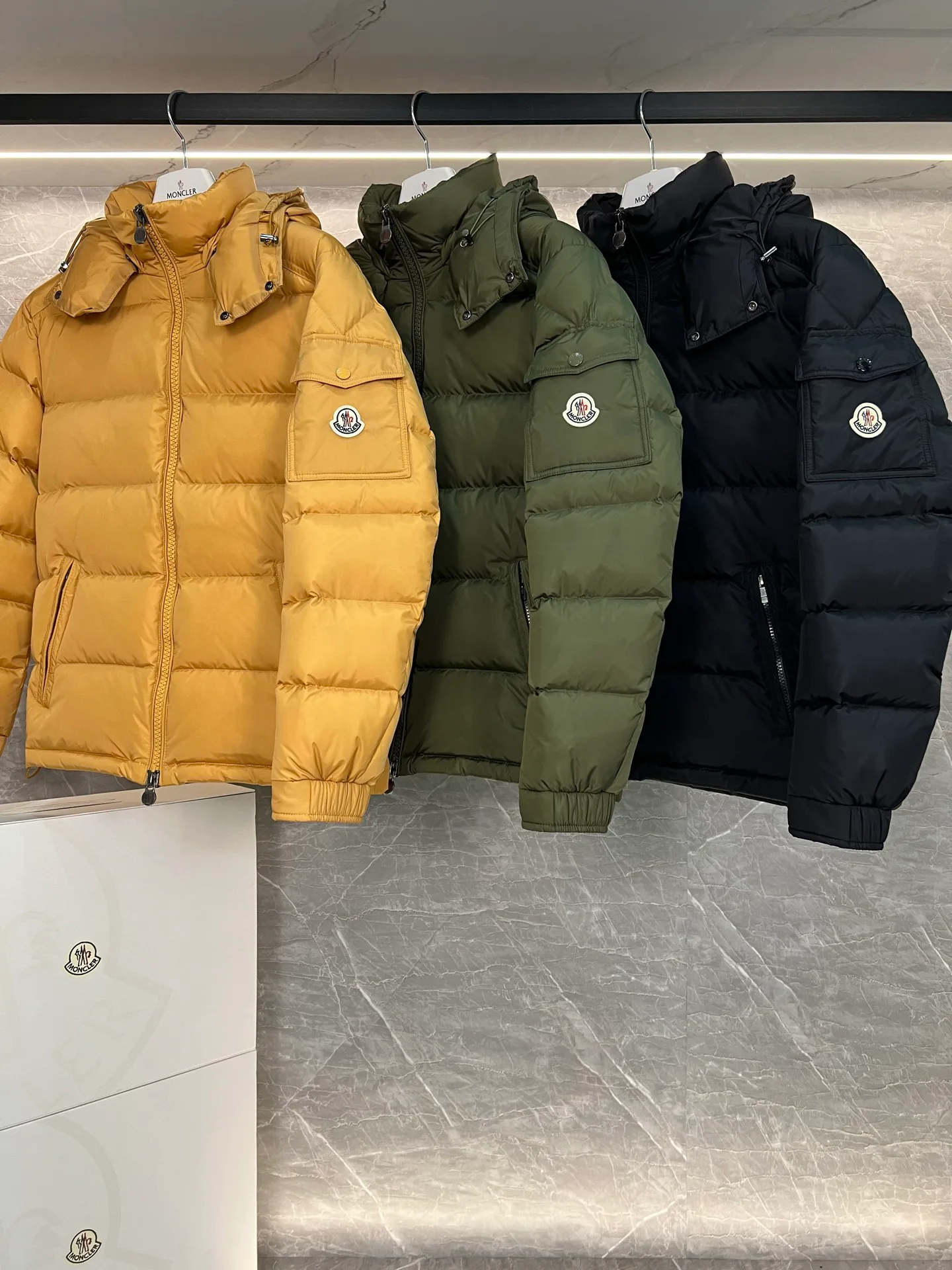Куртки И Пуховики Мужские Moncler 18599873