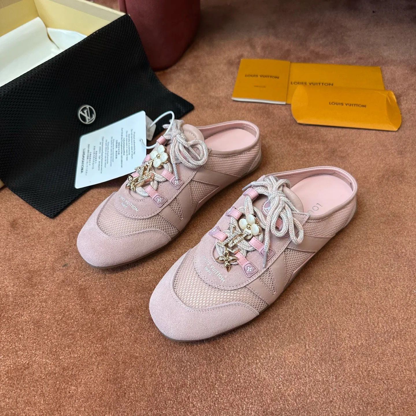 Women's Sneakers LOUIS VUITTON 18120472