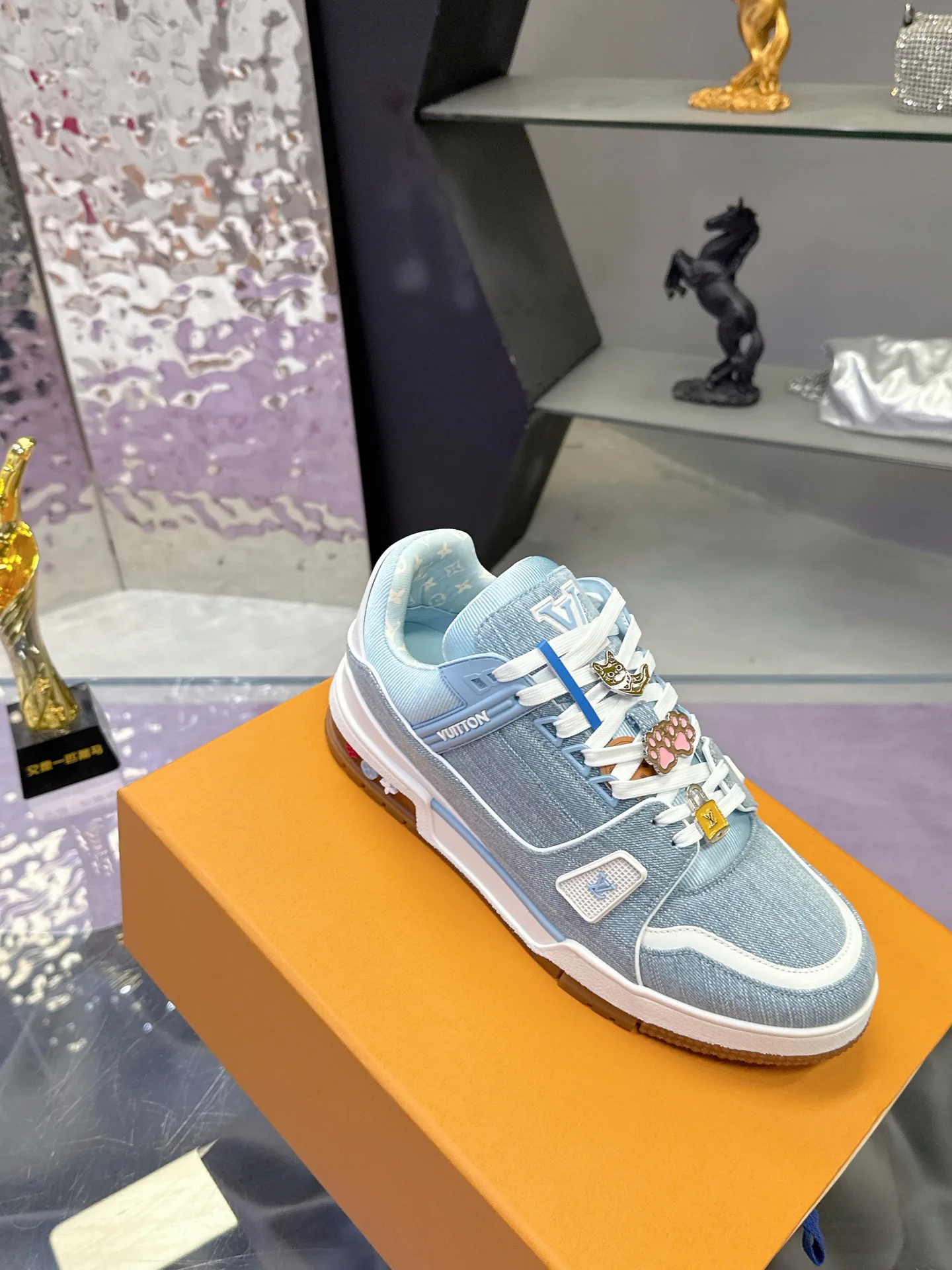 Women's Sneakers LOUIS VUITTON 18104017