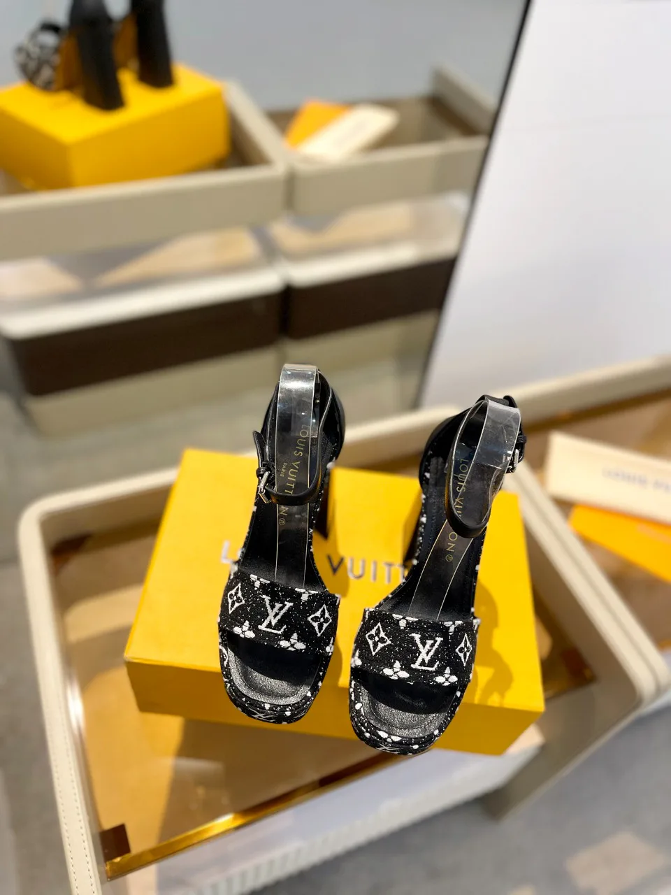 Women's Open-Toe Sandals LOUIS VUITTON 17946836