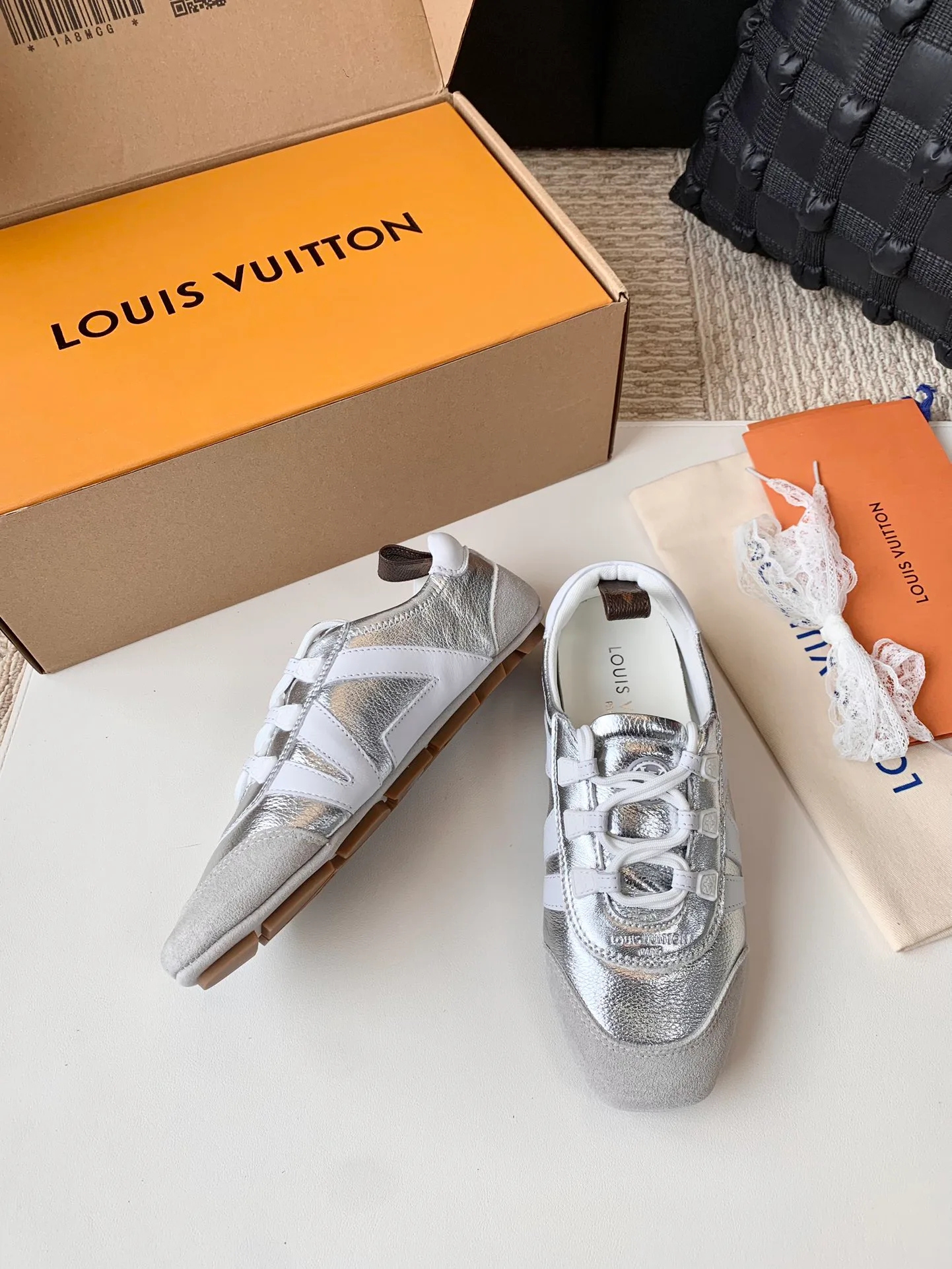 Women's Sneakers LOUIS VUITTON 17753811