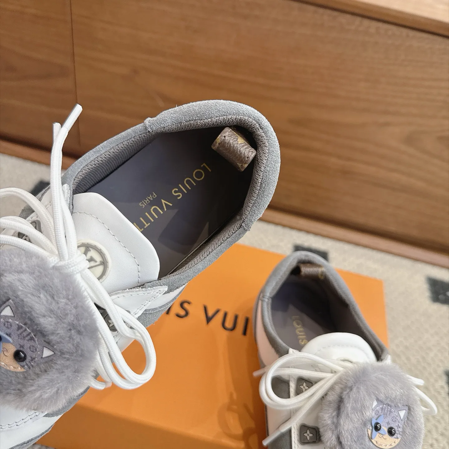Women's Sneakers LOUIS VUITTON 18025434