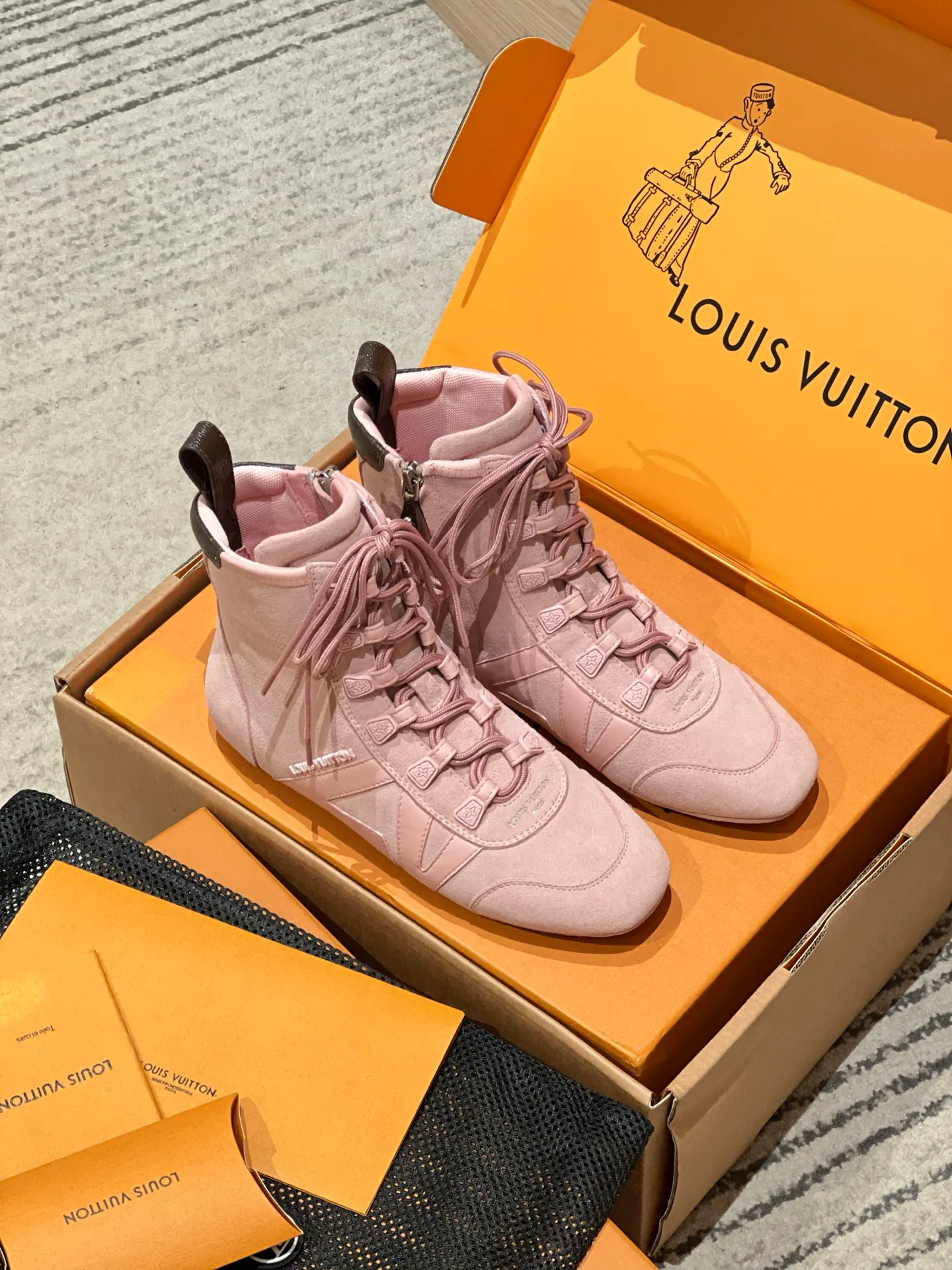 Women's Sneakers LOUIS VUITTON 18194176