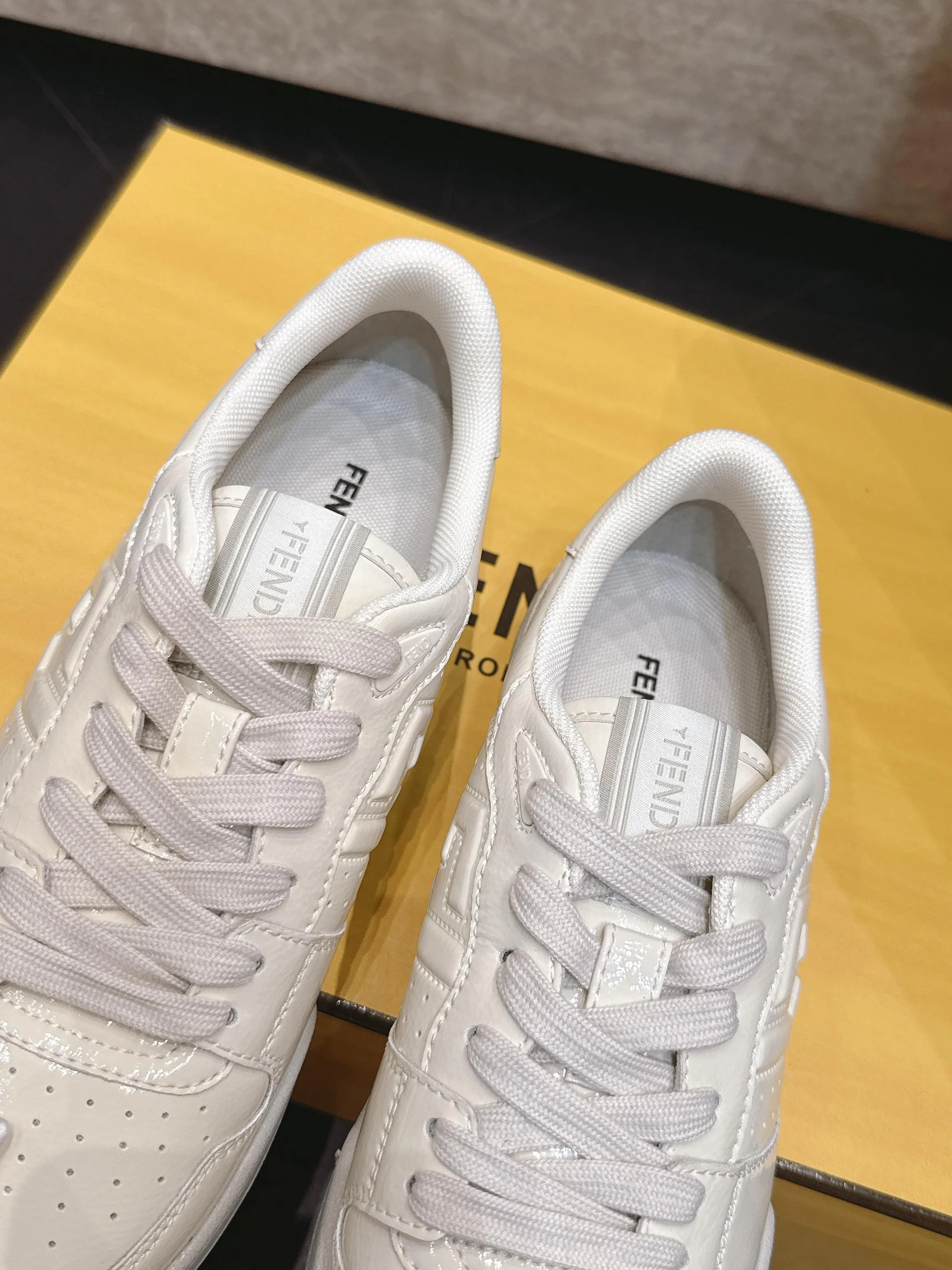 Women's Sneakers FENDI 17682039