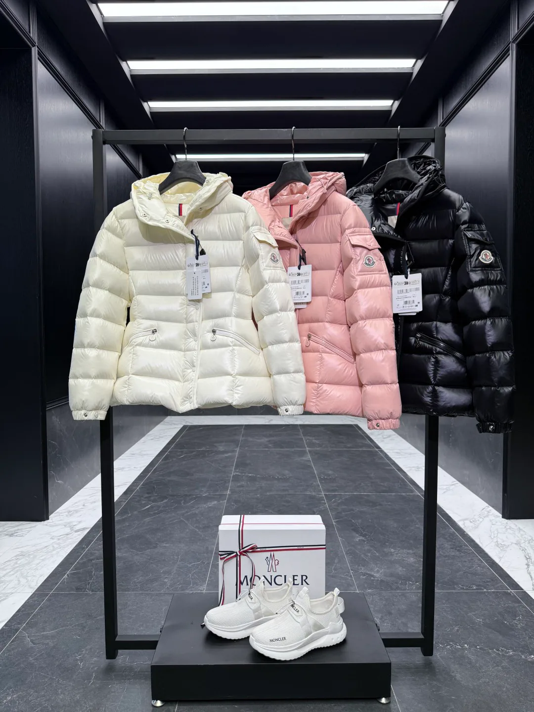 Куртки И Пуховики Женские Moncler 18689139