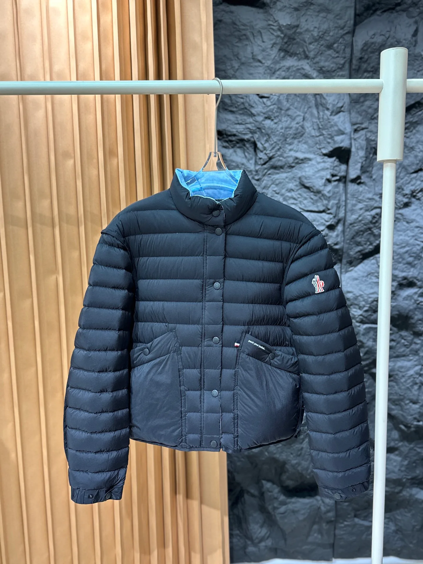 Women's Jackets And Down Jackets MONCLER 17899294