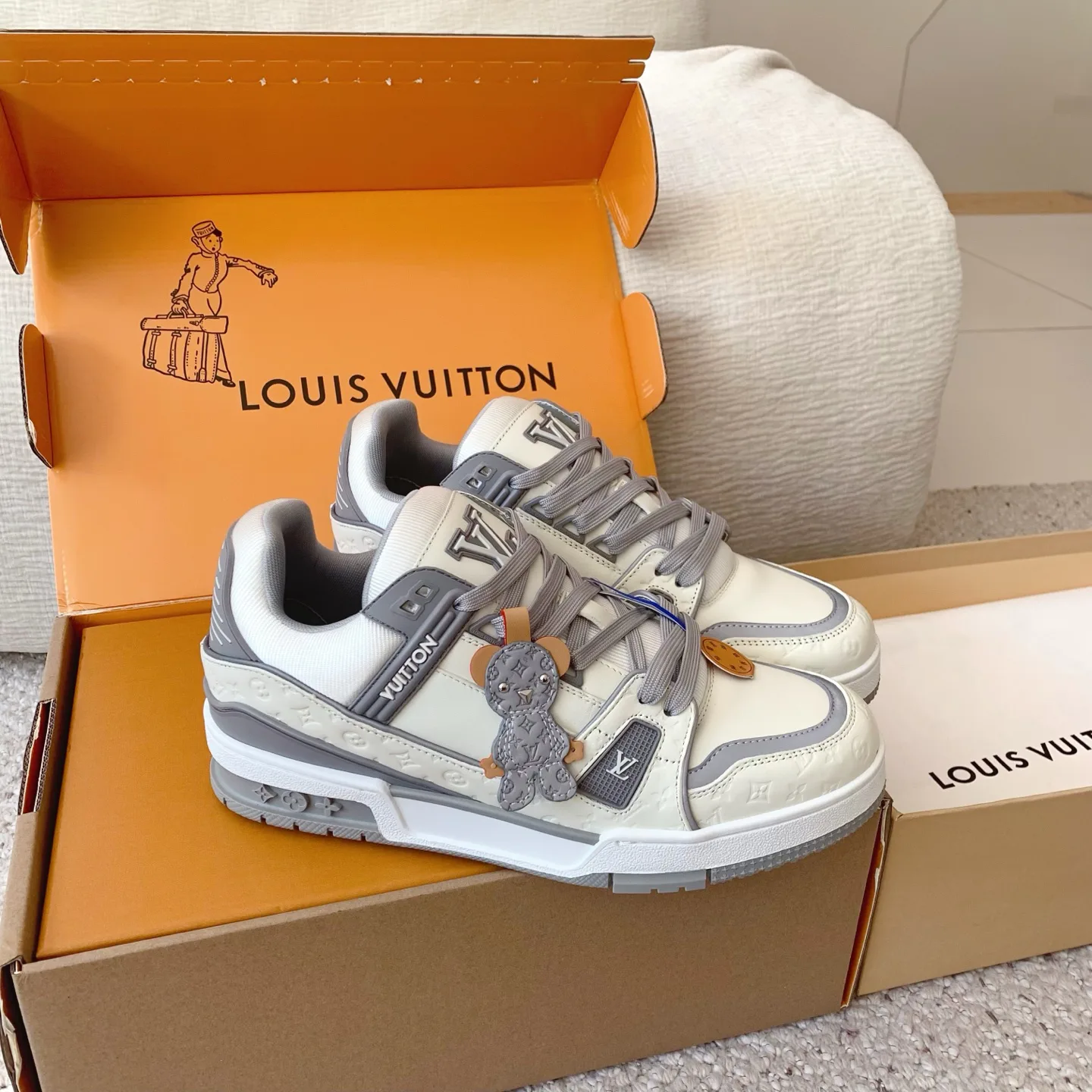 Women's Sneakers LOUIS VUITTON 18258368