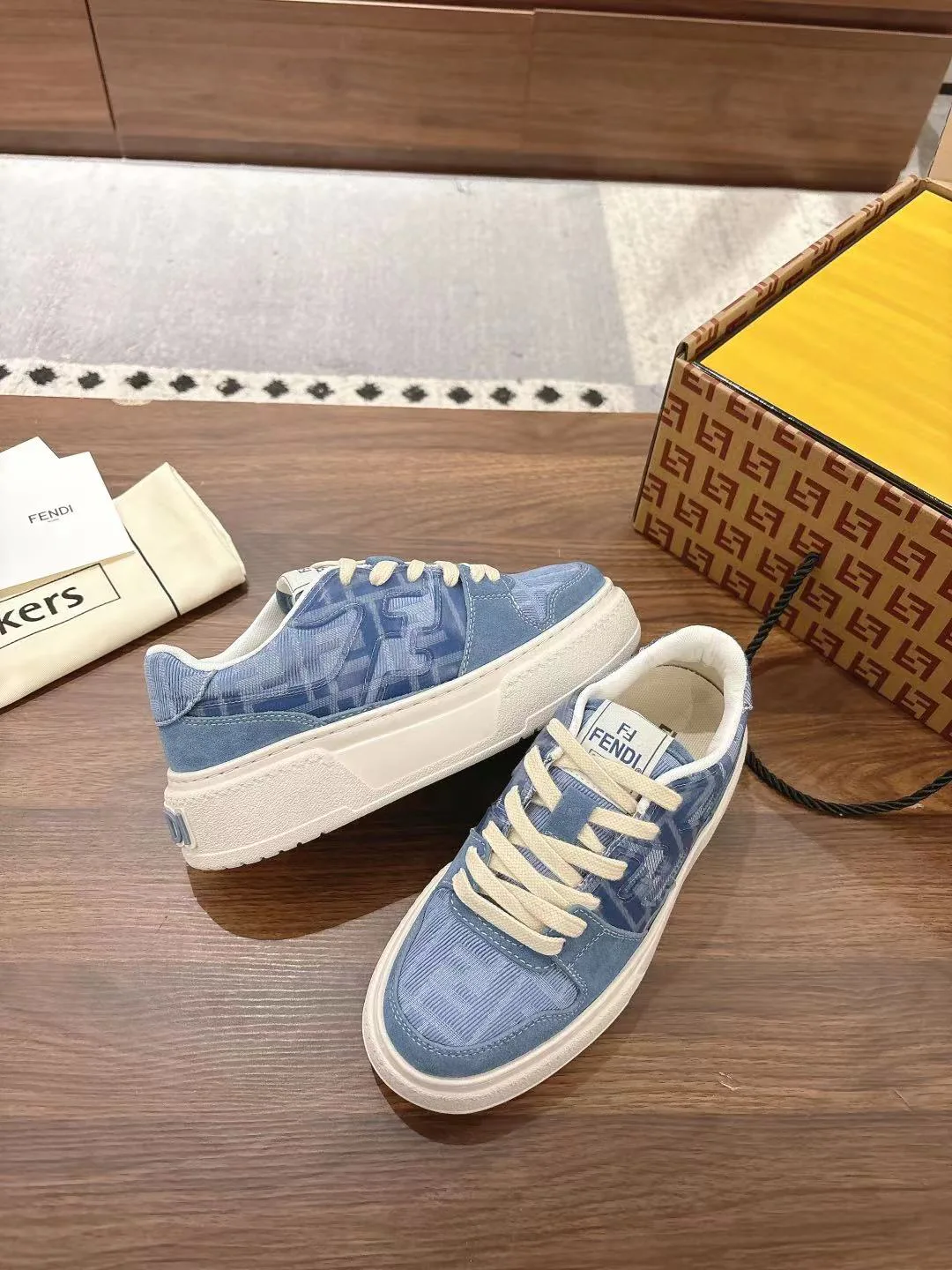 Women's Sneakers FENDI 18219638