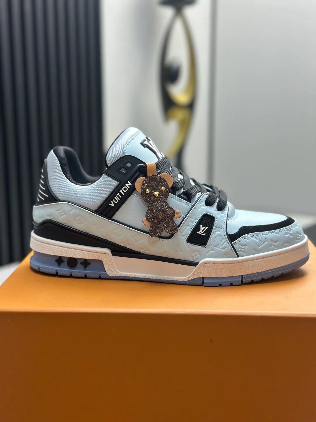Women's Sneakers LOUIS VUITTON 18011574