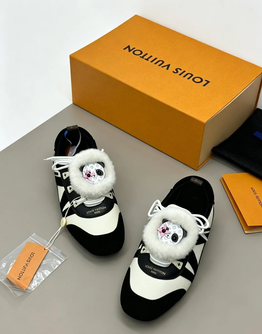 Women's Sneakers LOUIS VUITTON 18006200
