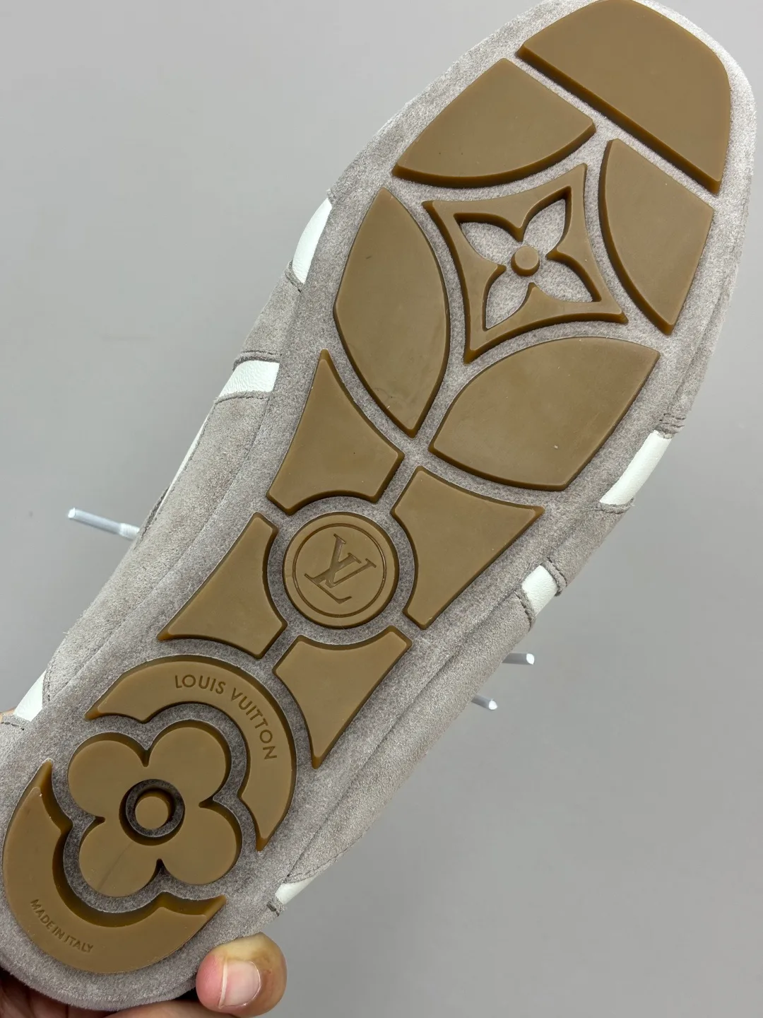 Women's Sneakers LOUIS VUITTON 18006205