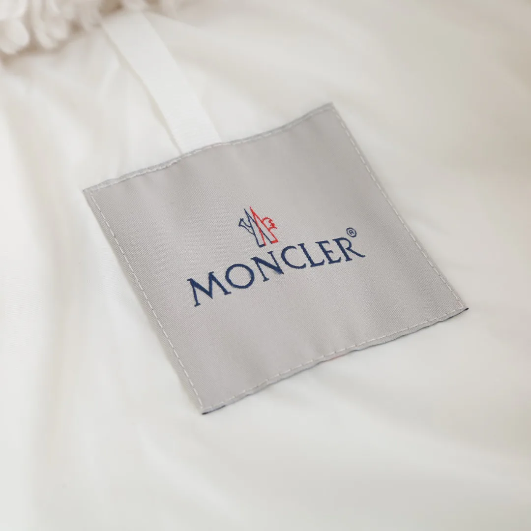 Women's Jackets And Down Jackets MONCLER 17883640