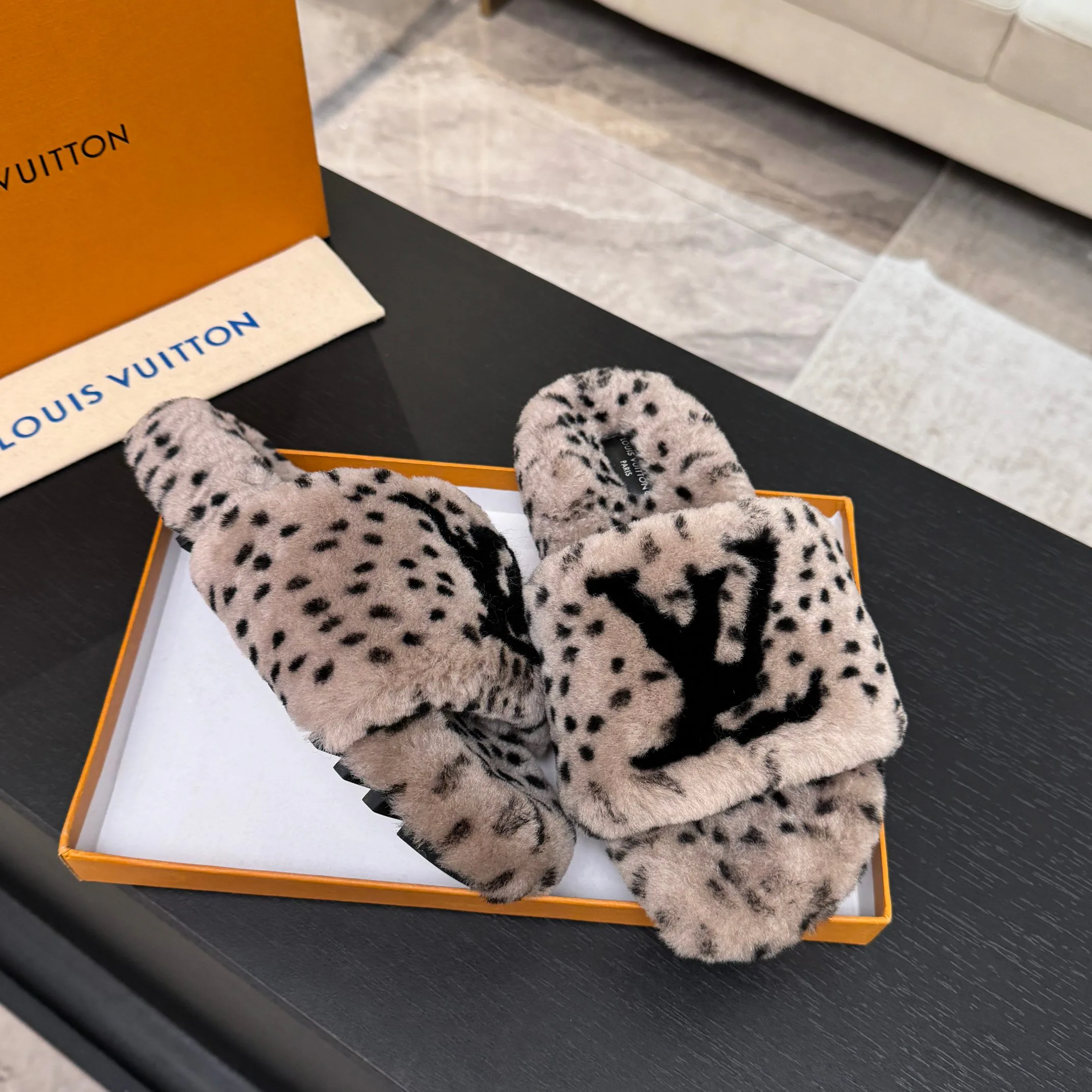 Women's Slippers LOUIS VUITTON 18062767