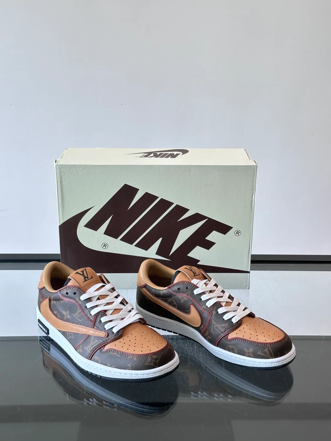 Men's Sneakers LOUIS VUITTON 18274511