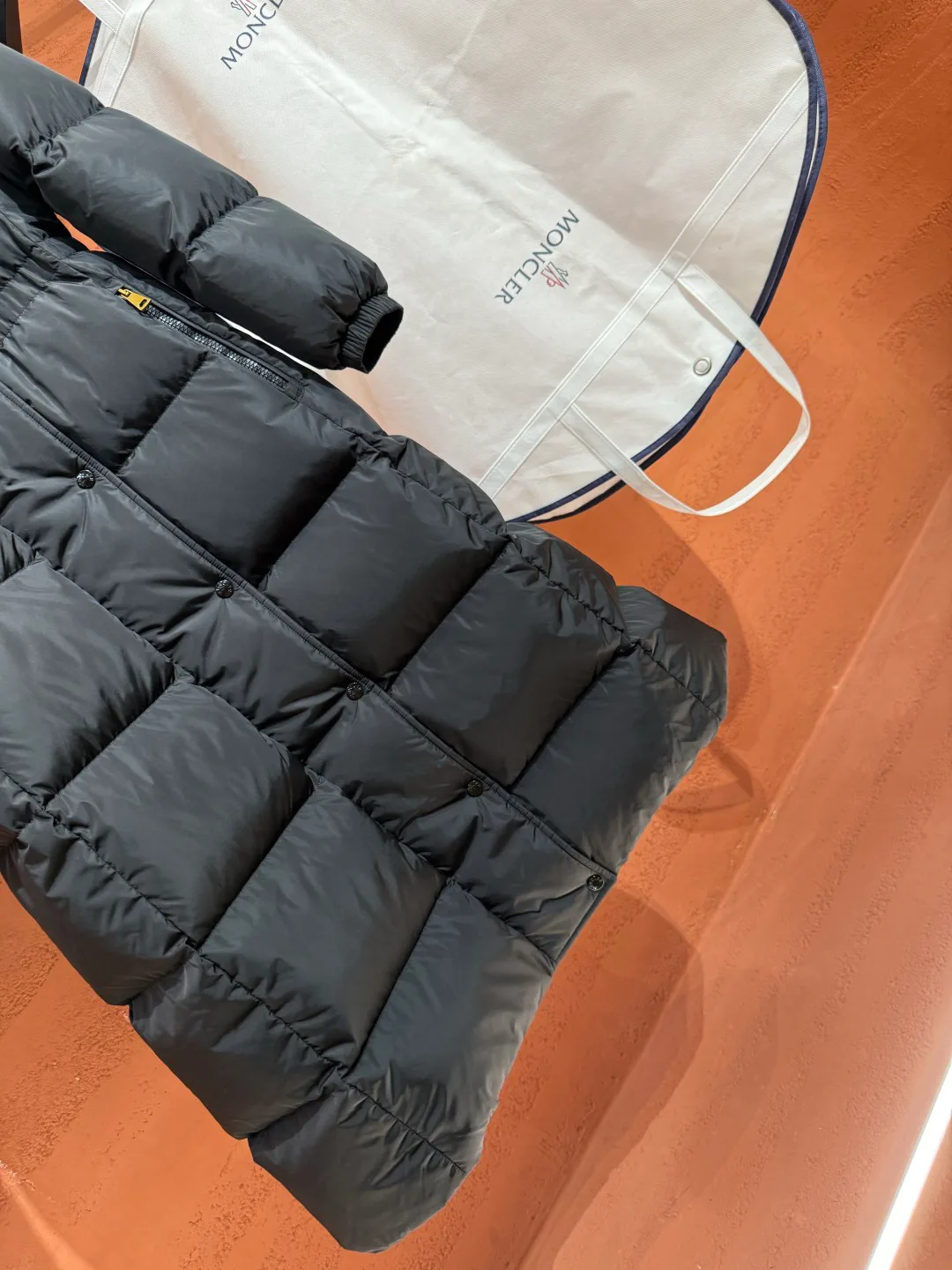 Women's Jackets And Down Jackets MONCLER 18048314
