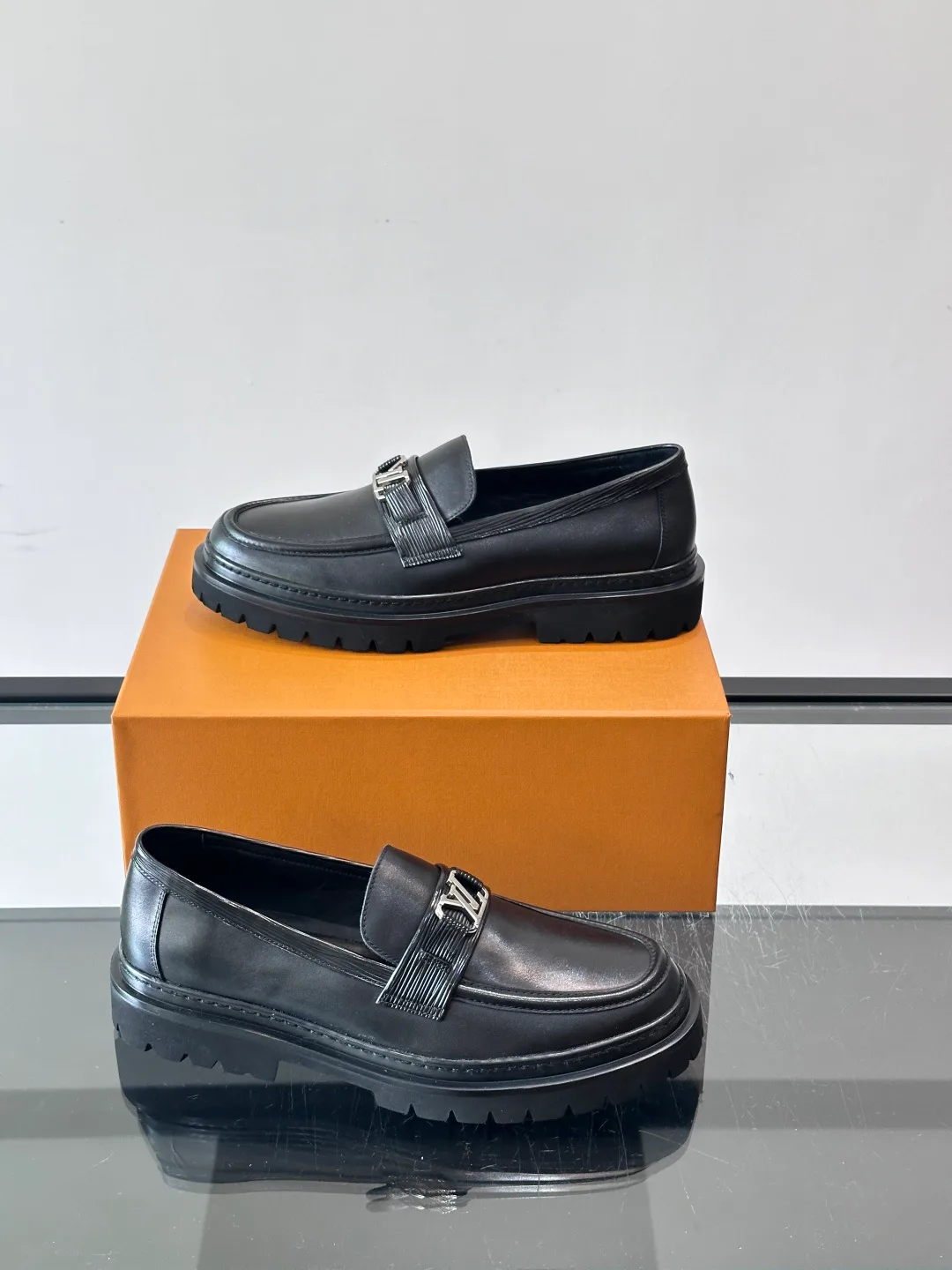 Men's Loafers And Dress Shoes LOUIS VUITTON 17646070