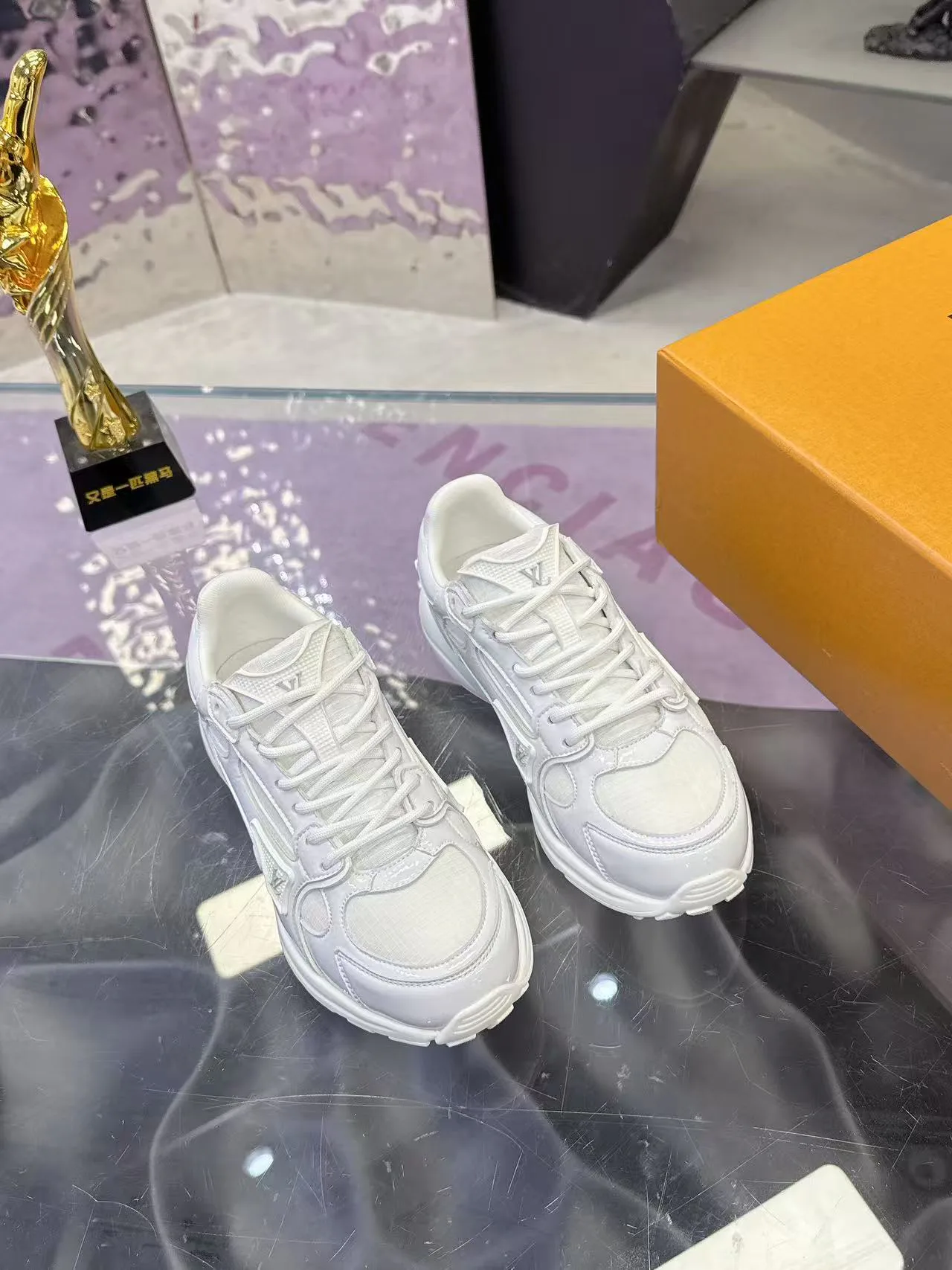Women's Sneakers LOUIS VUITTON 17530423