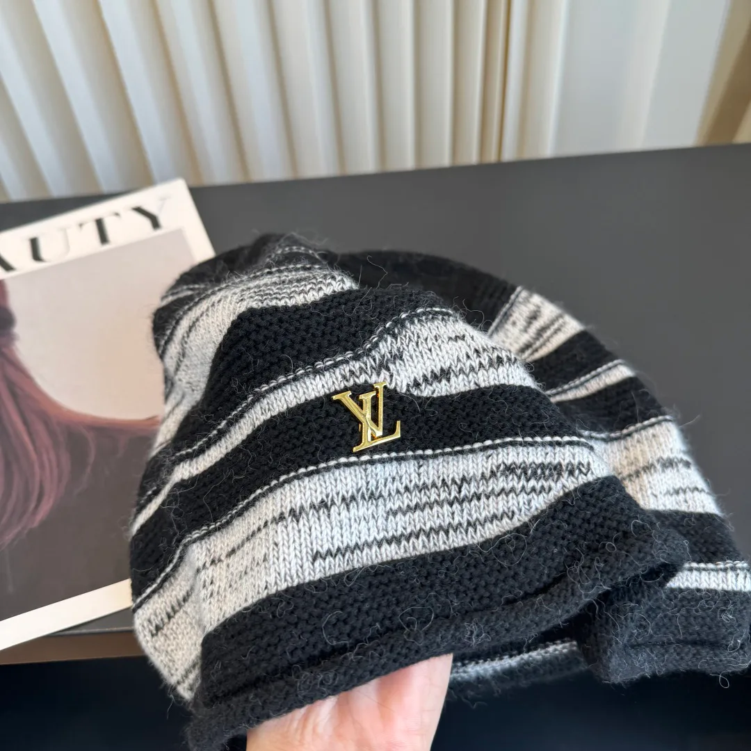 Hats LOUIS VUITTON 18198459