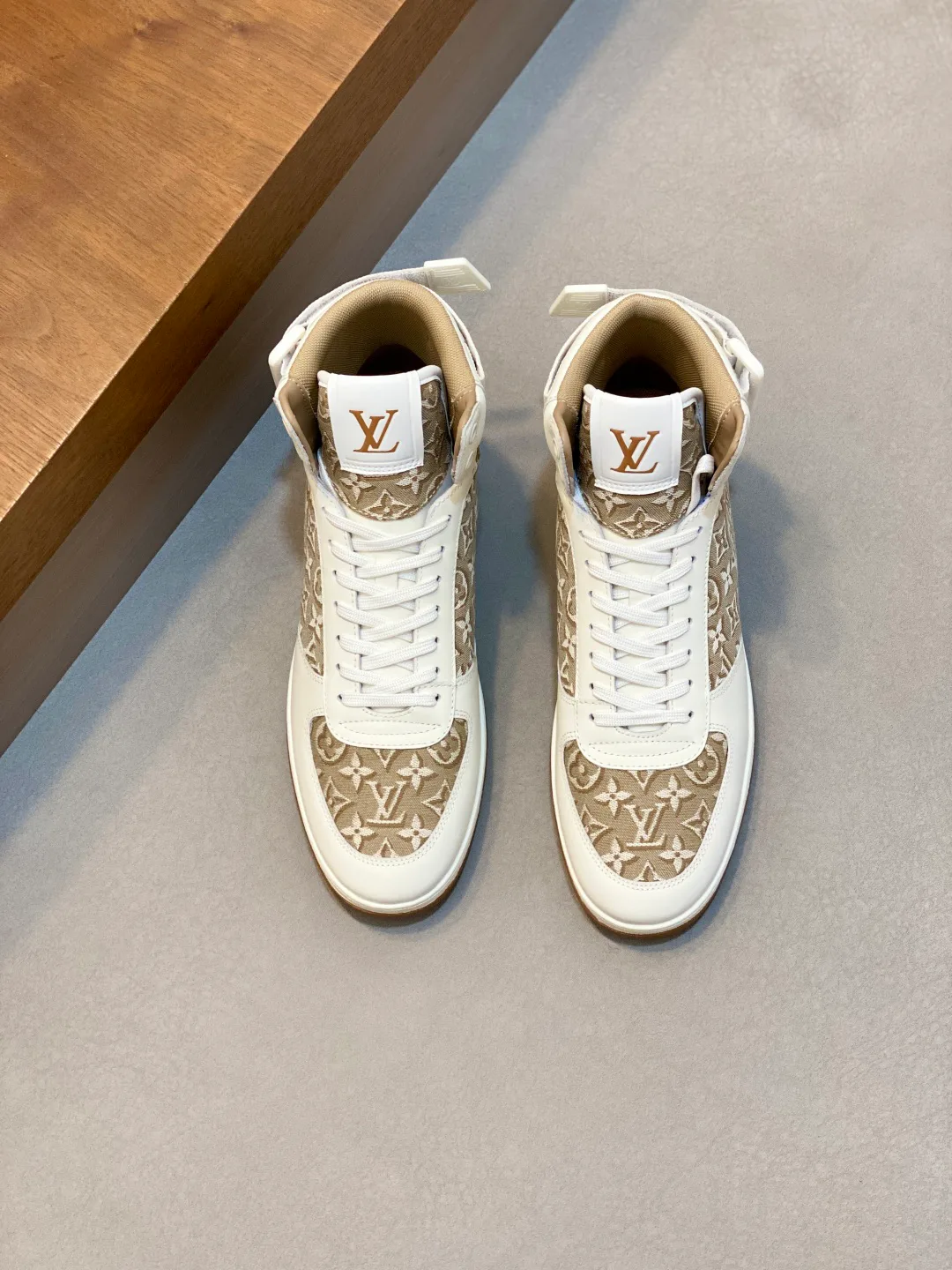 Men's Sneakers LOUIS VUITTON 18399954