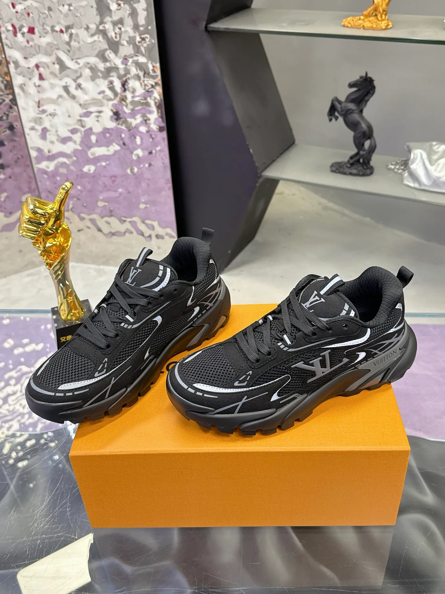 Men's Sneakers LOUIS VUITTON 17530451