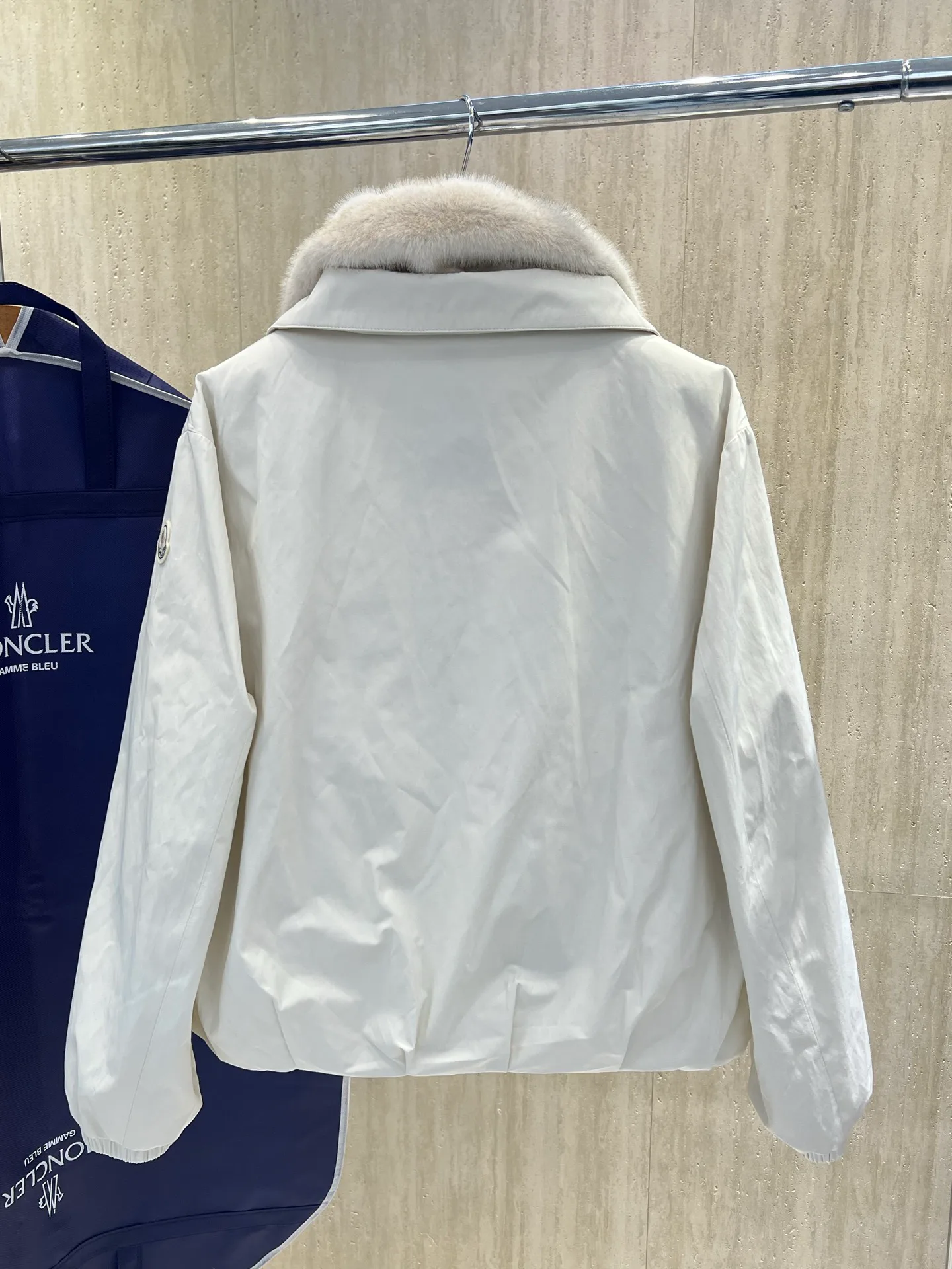 Women's Jackets And Down Jackets MONCLER 17959167