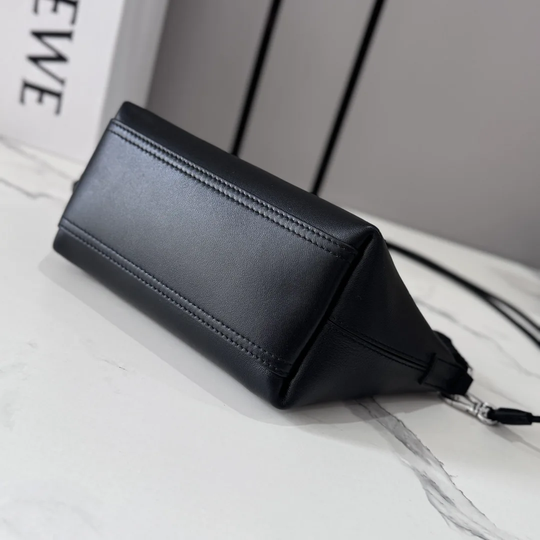 Women's Classic Handbags LOEWE 17678697