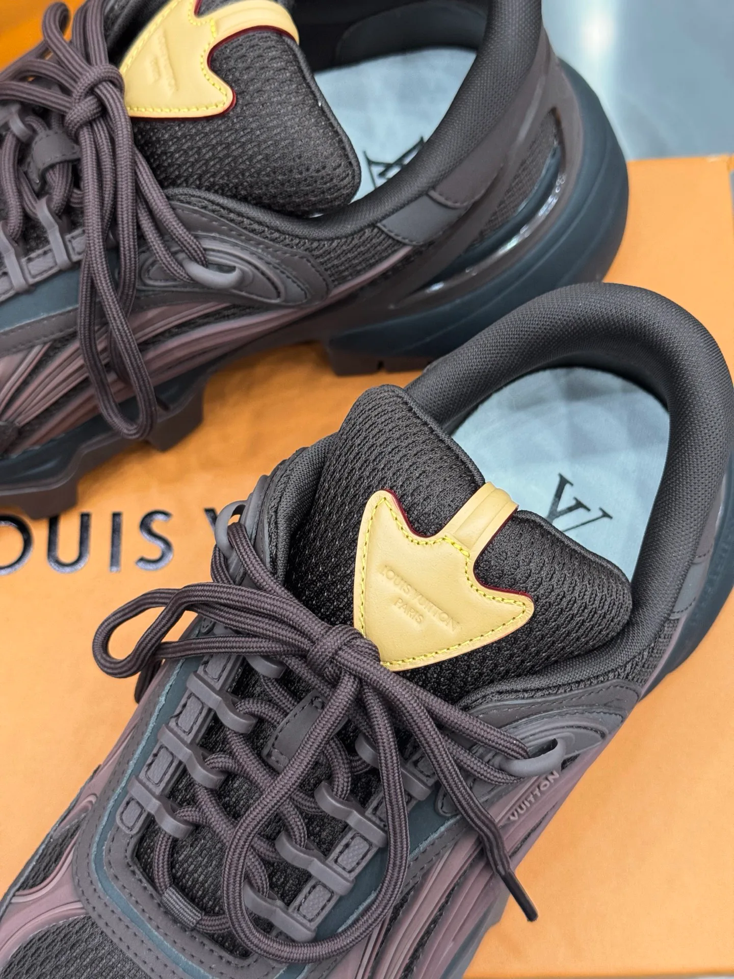 Men's Sneakers LOUIS VUITTON 18202617