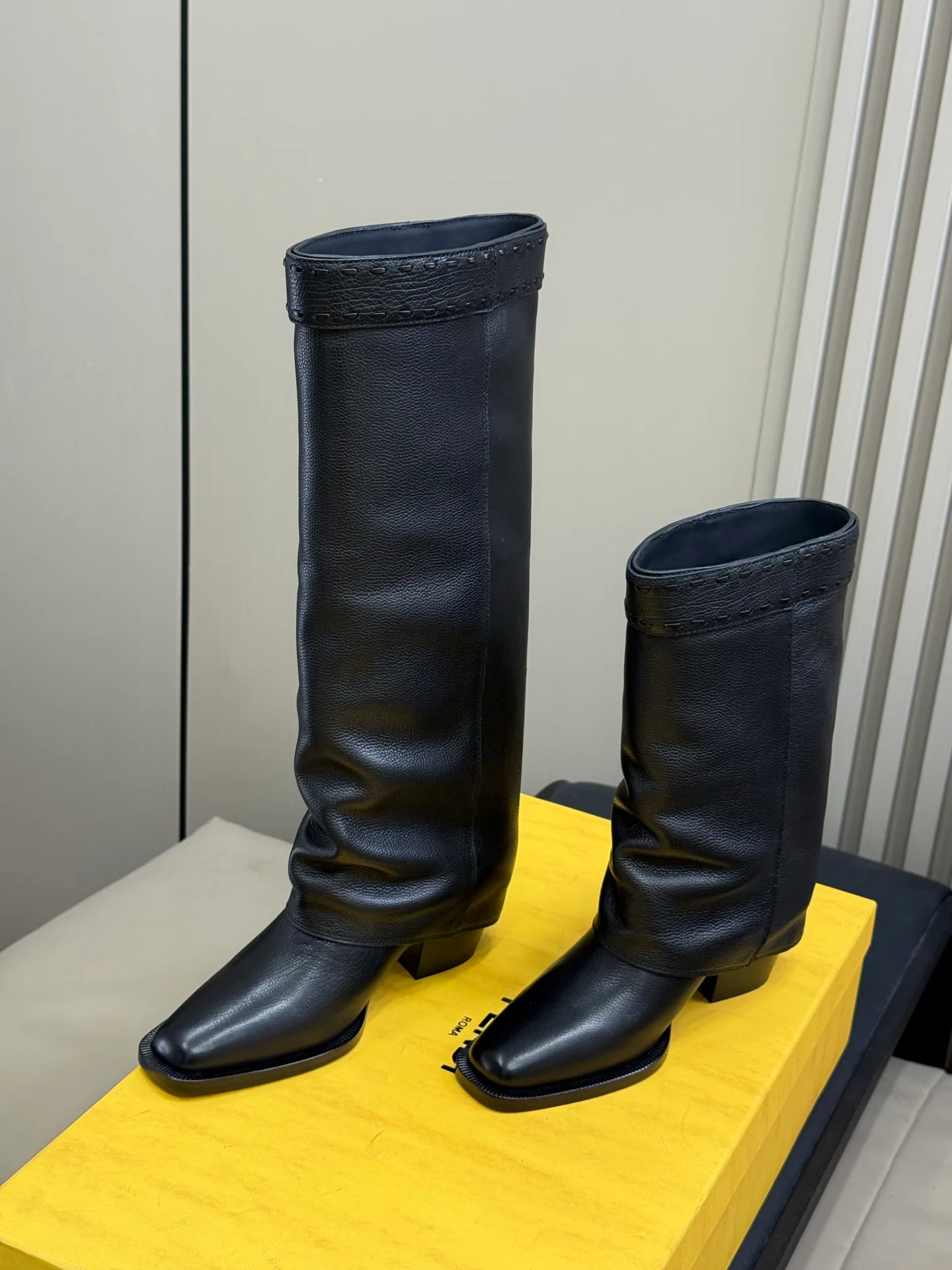 Women's Boots FENDI 18370132