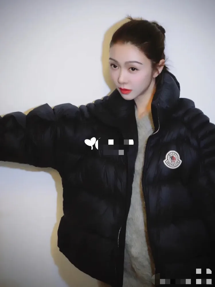 Women's Jackets And Down Jackets MONCLER 17964536