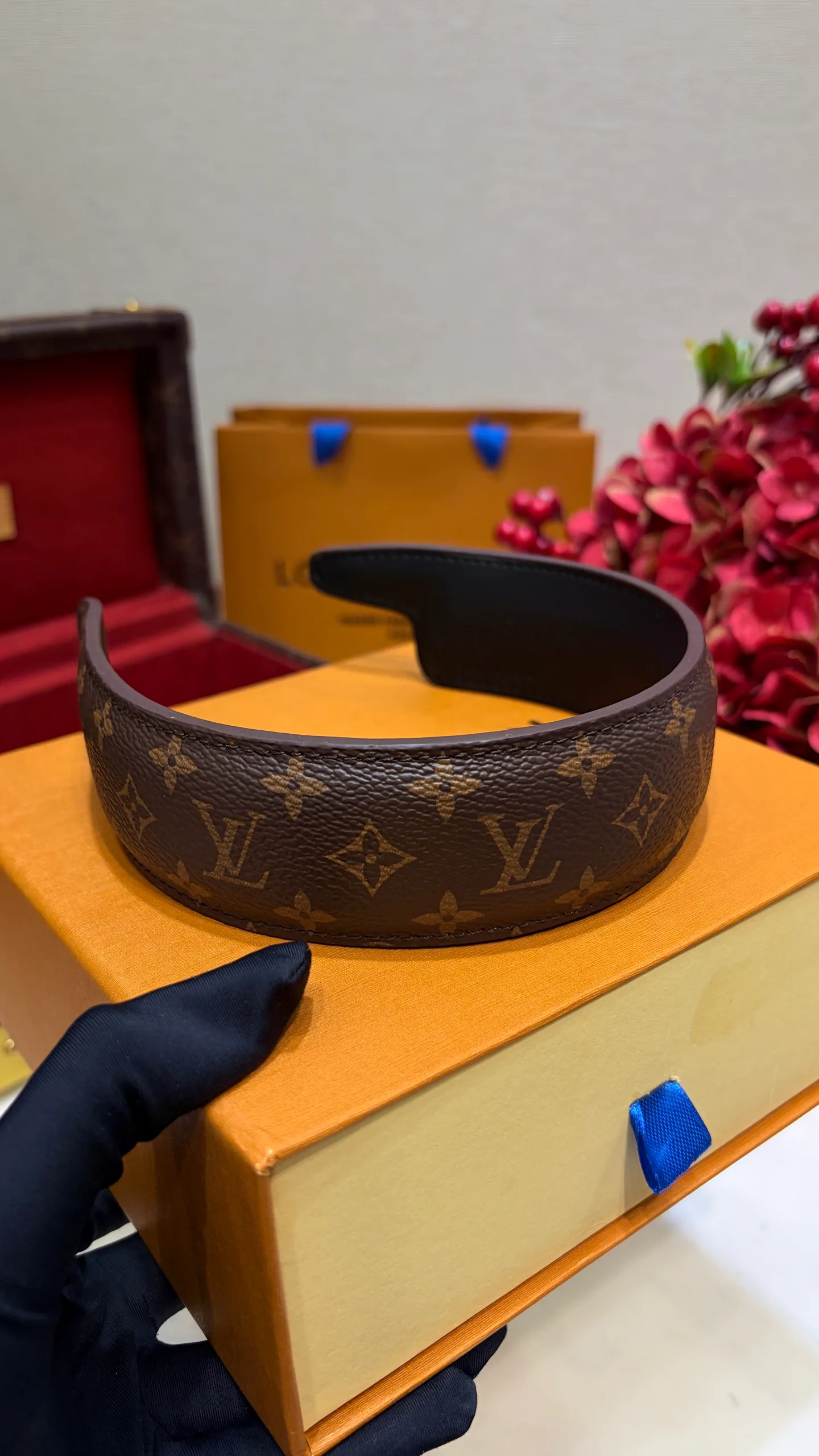 Hats LOUIS VUITTON 18202159