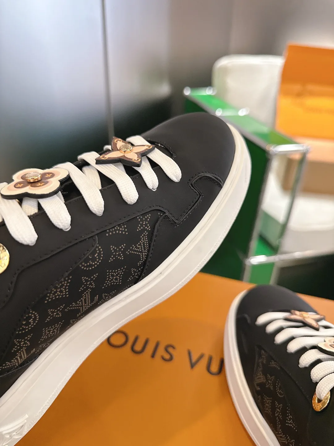 Кроссовки Женские Louis Vuitton 18677716